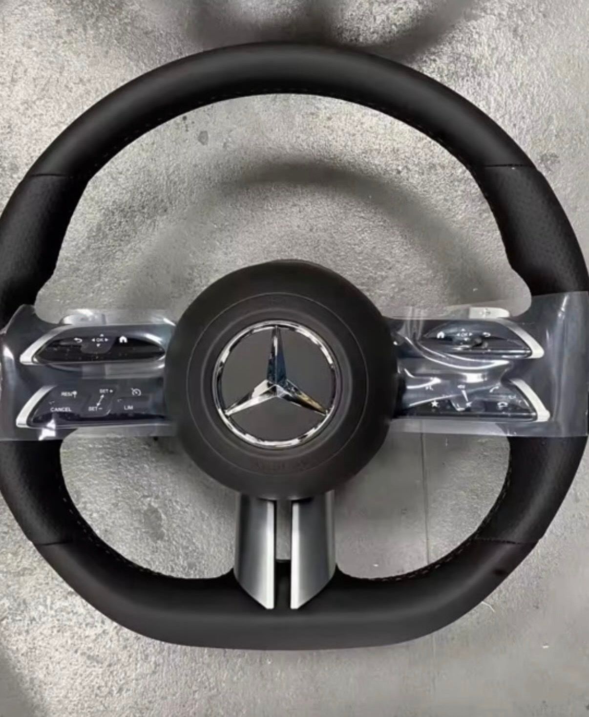Volante sportivo multifunzione Mercedes-Benz in pelle nera con comandi integrati