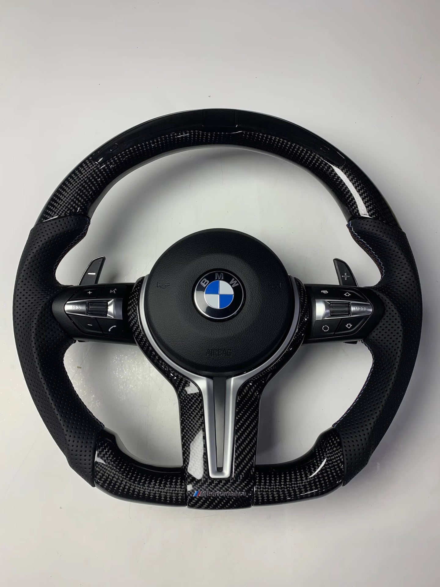 Volante Sportivo BMW M Performance in Fibra di Carbonio con Contagiri LED Integrato