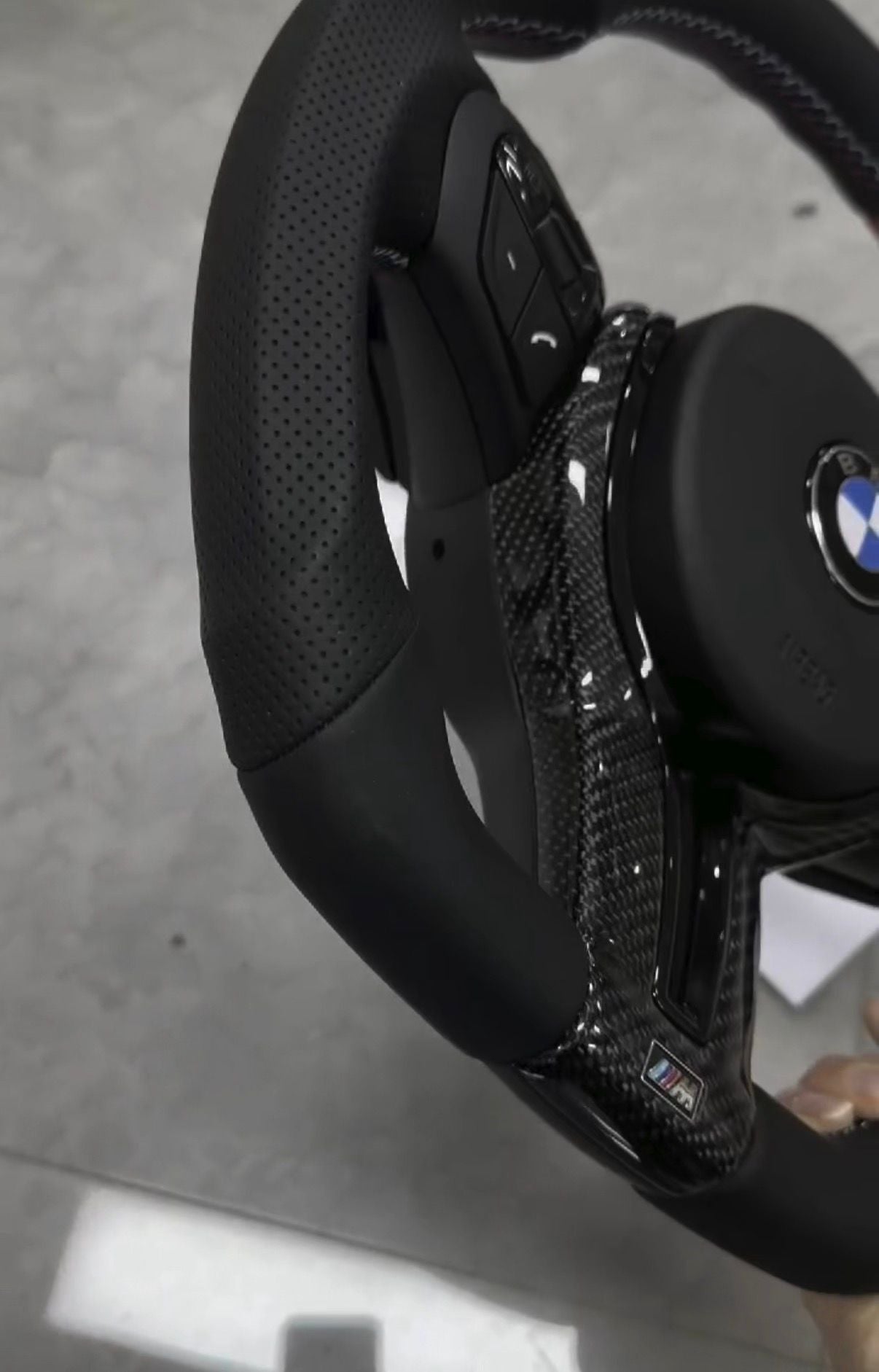 Volante Sport BMW in Carbonio e Pelle – Completo e Personalizzabile