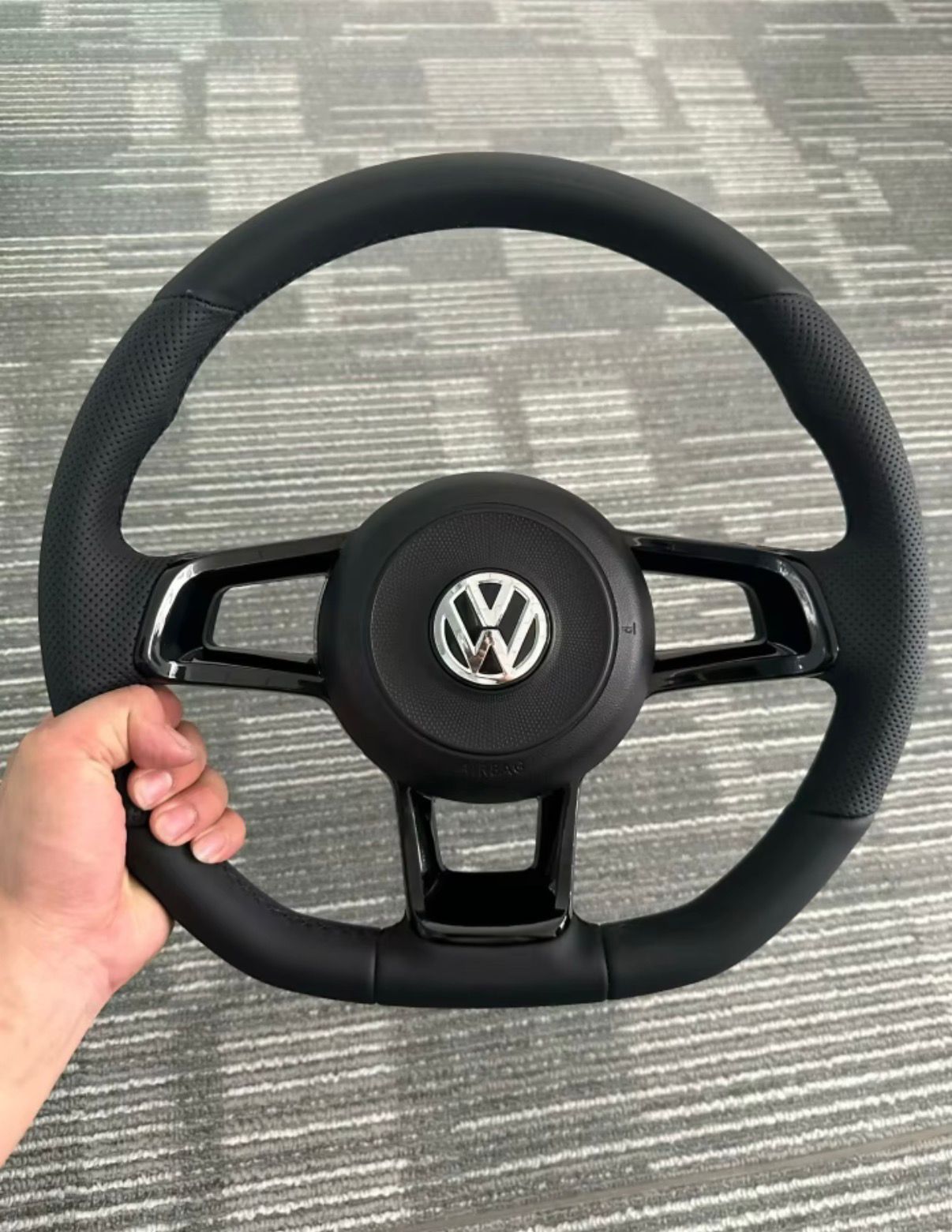 Volante volkswagen con dettagli neri lucidi