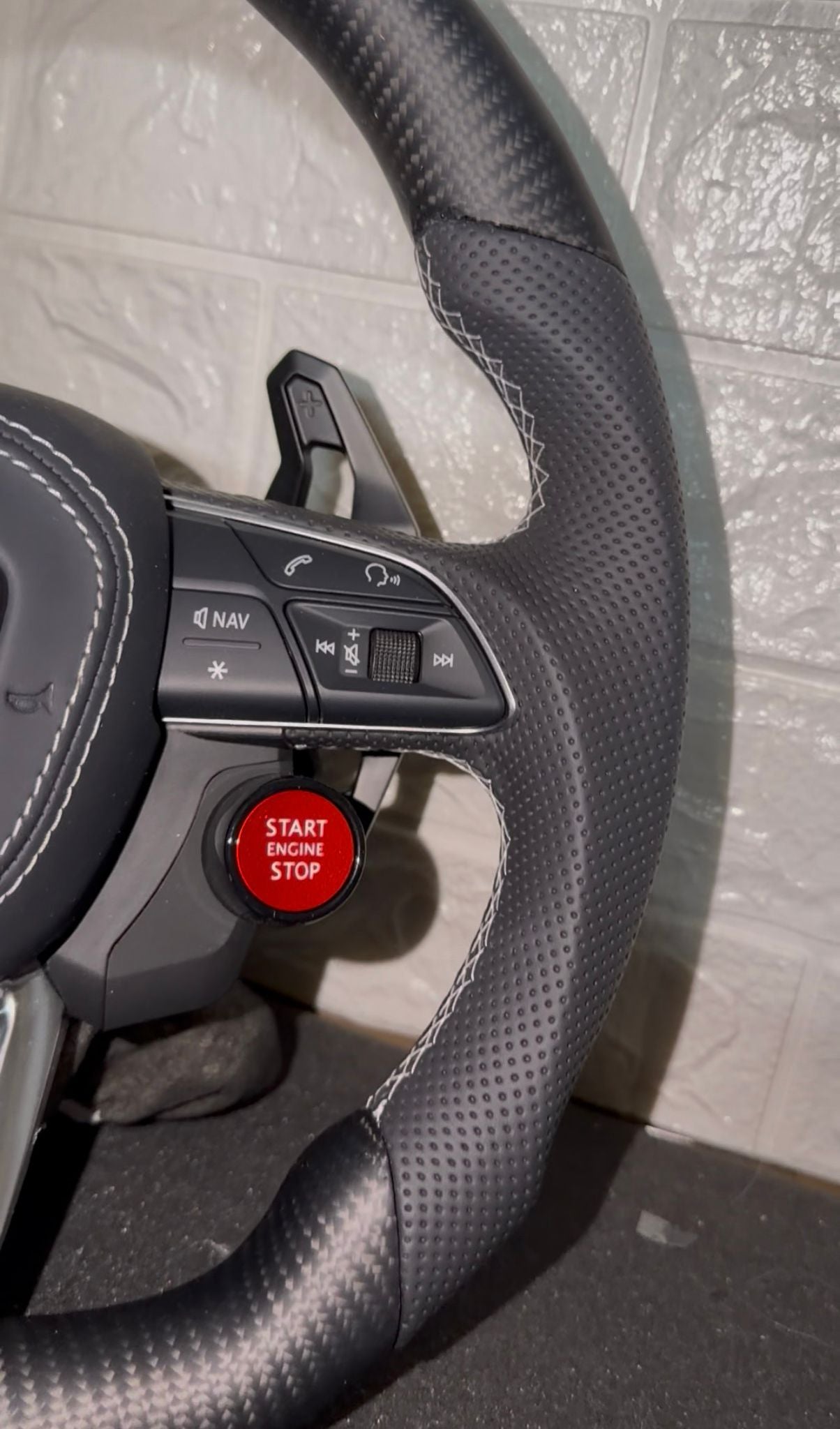 Volante audi con carbonio opaco , tasti start&stop, drive select, paddle urus e tasti multifunzione