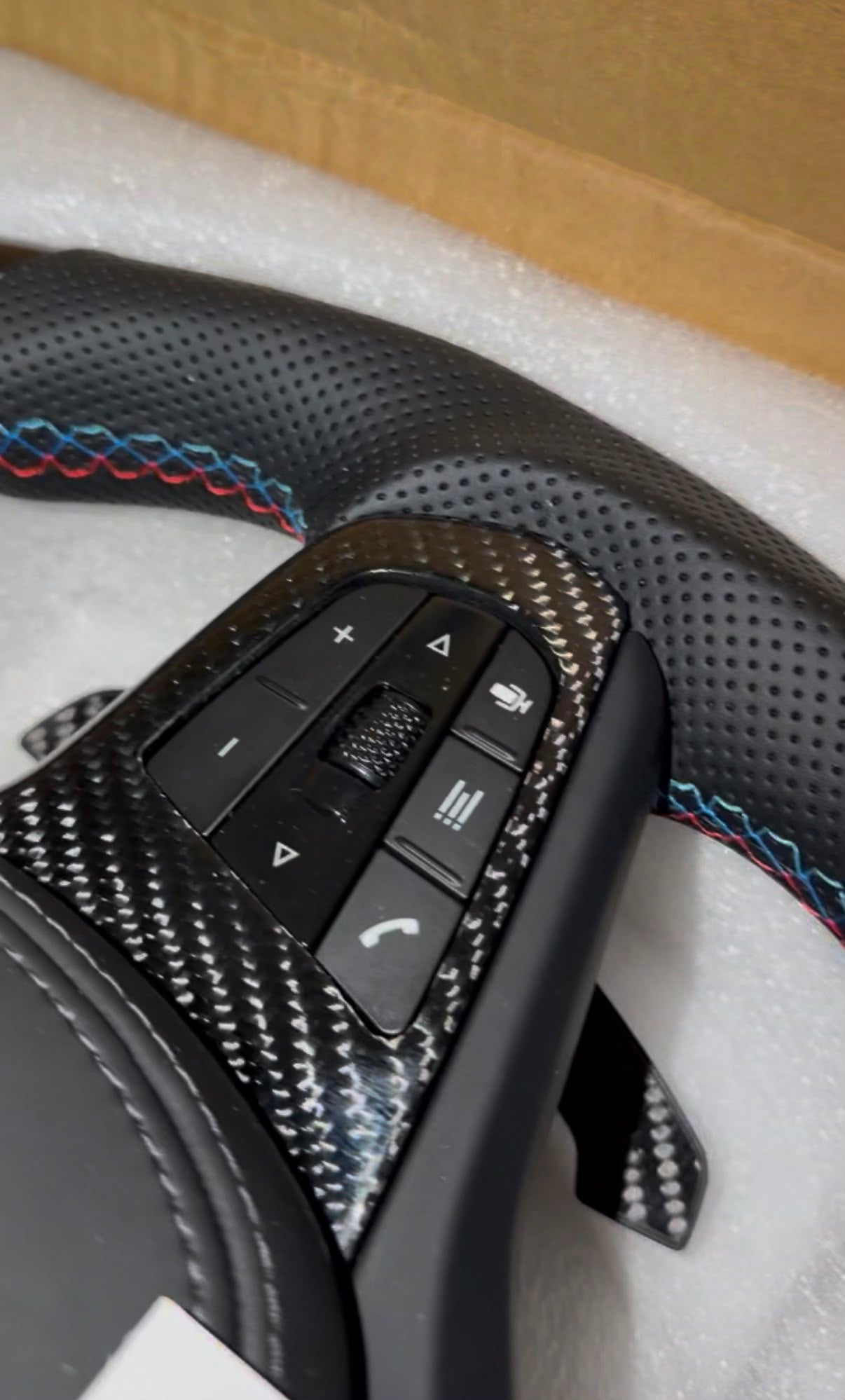 Volante per bmw con pelle traforata & carbonio, con tasti multifunzione e paddle