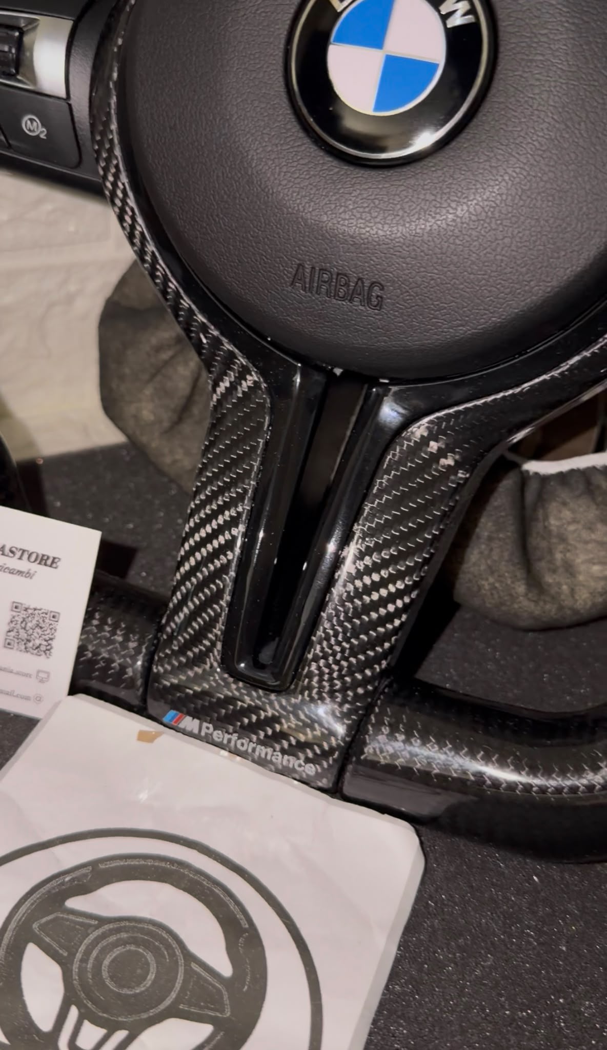 Volante Per Bmw Con Fibra DI Carbonio e Pelle Traforata, Con Paddle e Tasti Multifunzione