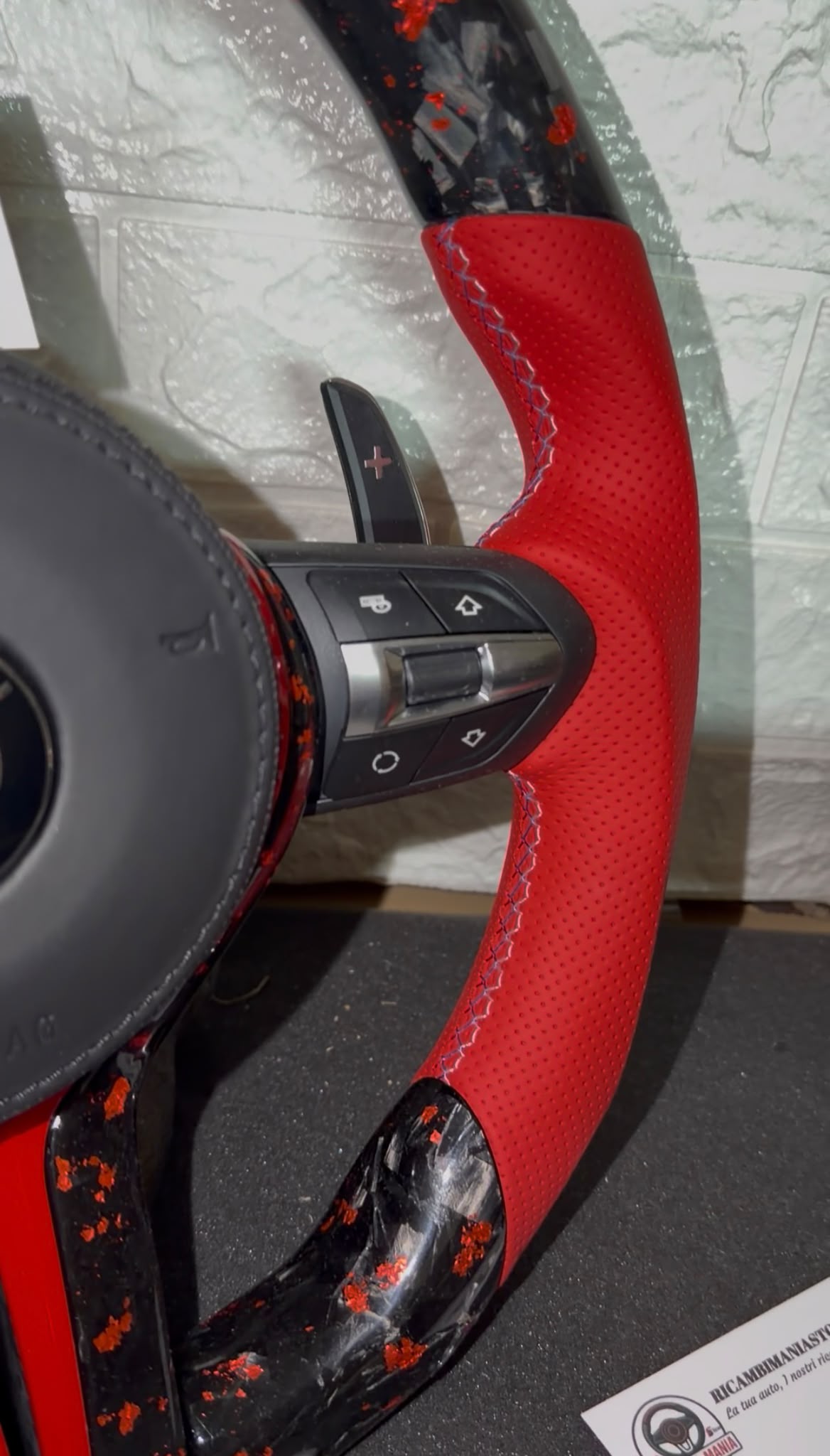 Volante Per Bmw Con Carbonio Forgiato Rosso & Pelle Traforata Rossa, Con Finiture Rosse e Tasti Multifunzione