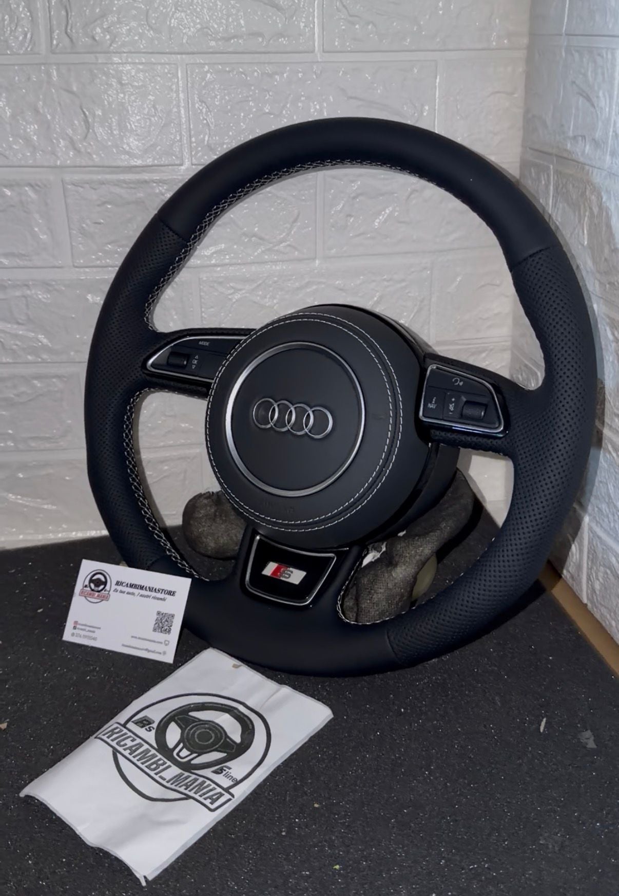 Volante Audi Nero Sportivo Con Cuciture Bianche – Universale & Premium