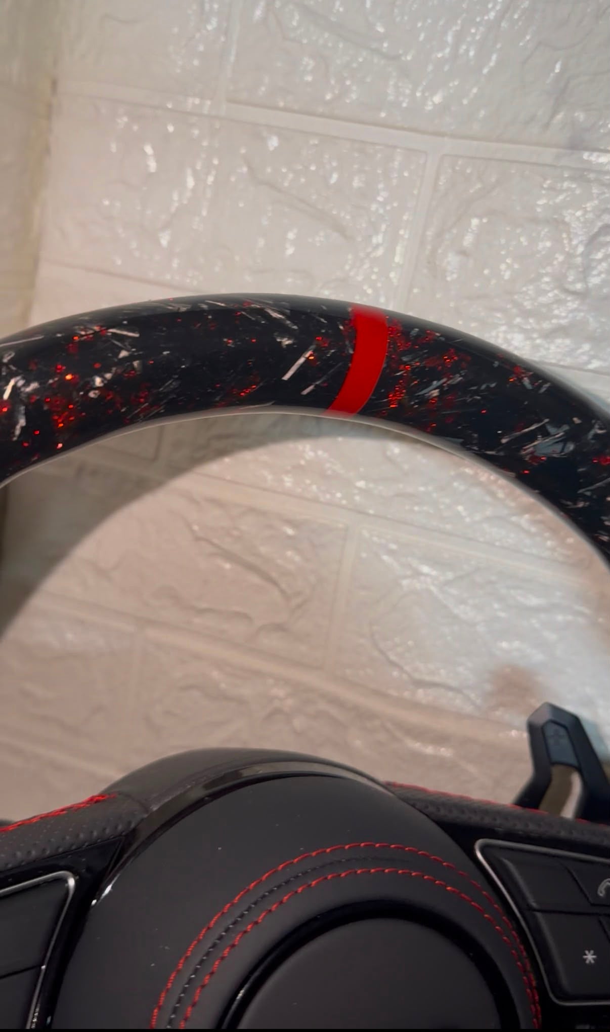 Volante in carbonio forgiato con cuciture rosse, mirino rosso sportivo, paddle stile urus
