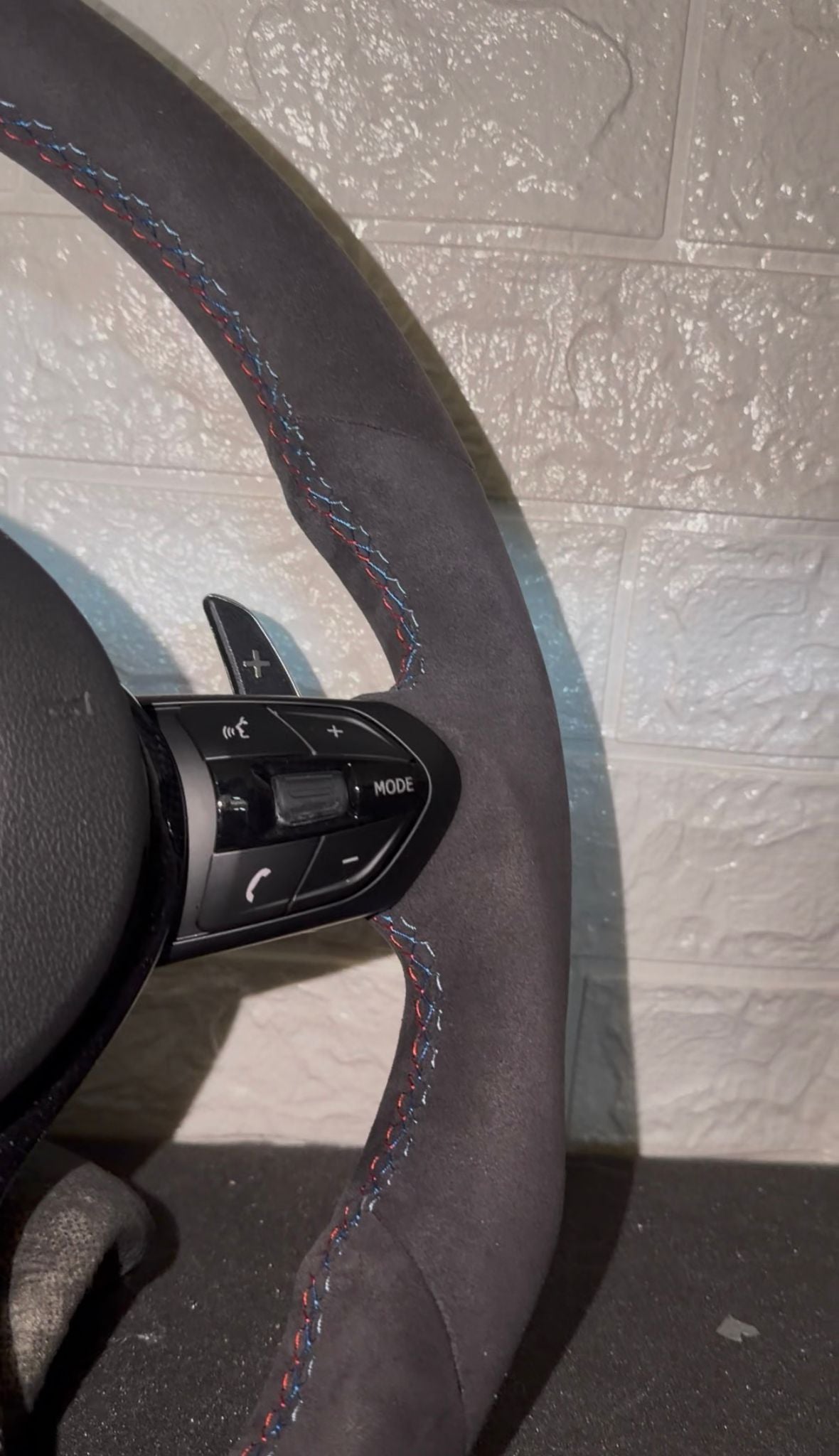 Volante bmw in alcantara, con dettagli in carbonio e cuciture msport