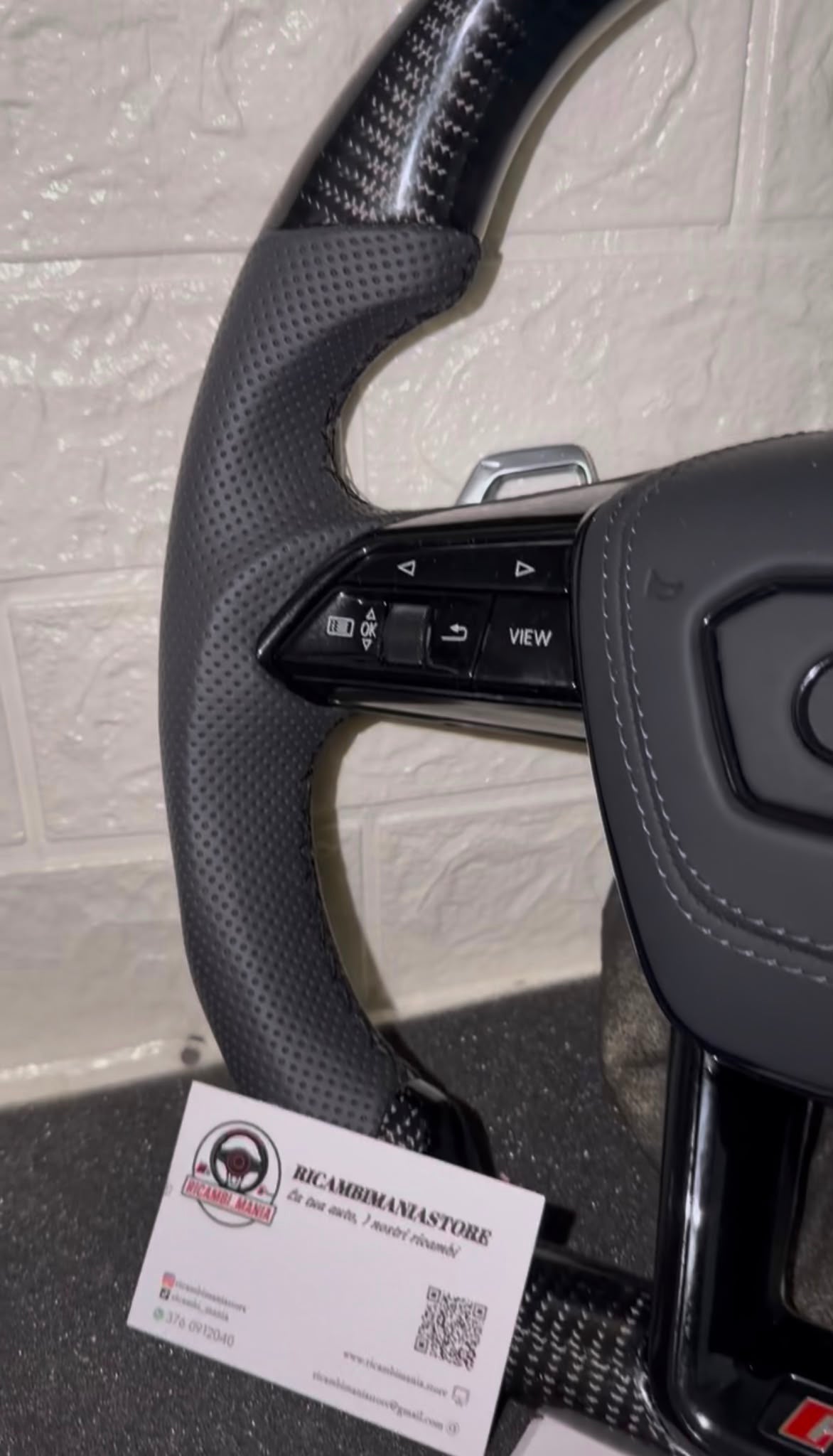 Volante per audi con pelle traforata e carbonio lucido, cn cuciture nere, tasti multifunzione e paddle