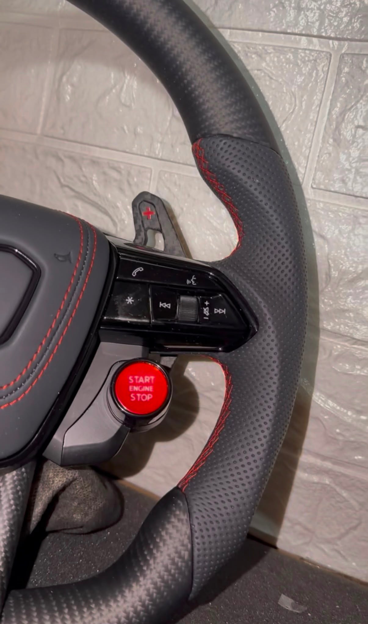 Volante Audi in Carbonio Opaco e Pelle Traforata – Flat Bottom con Start/Stop e Drive Select