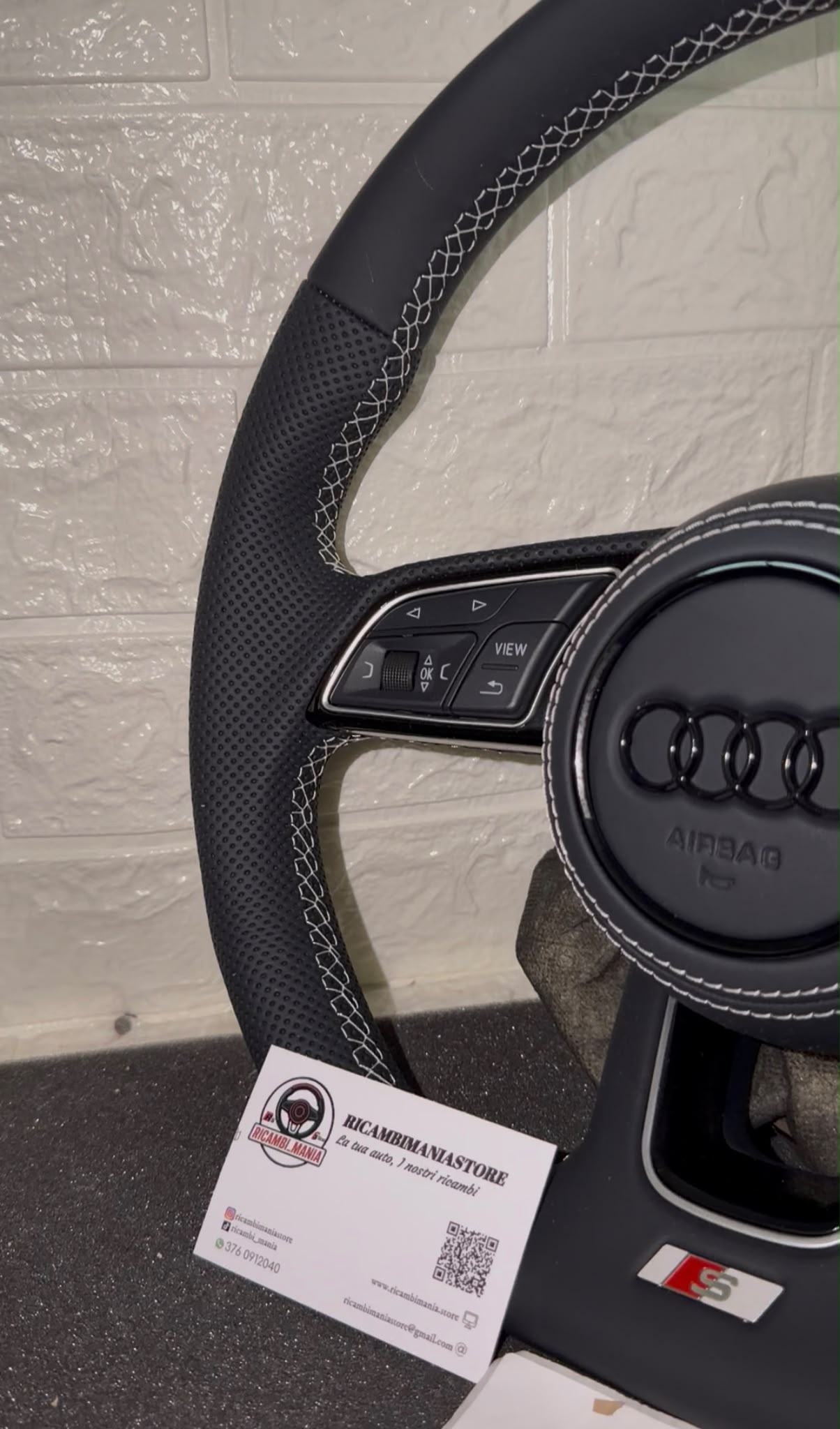 Volante Per Audi Con Cuciture Bianche & Mirino Bianco, Con Tasti Multifunzione