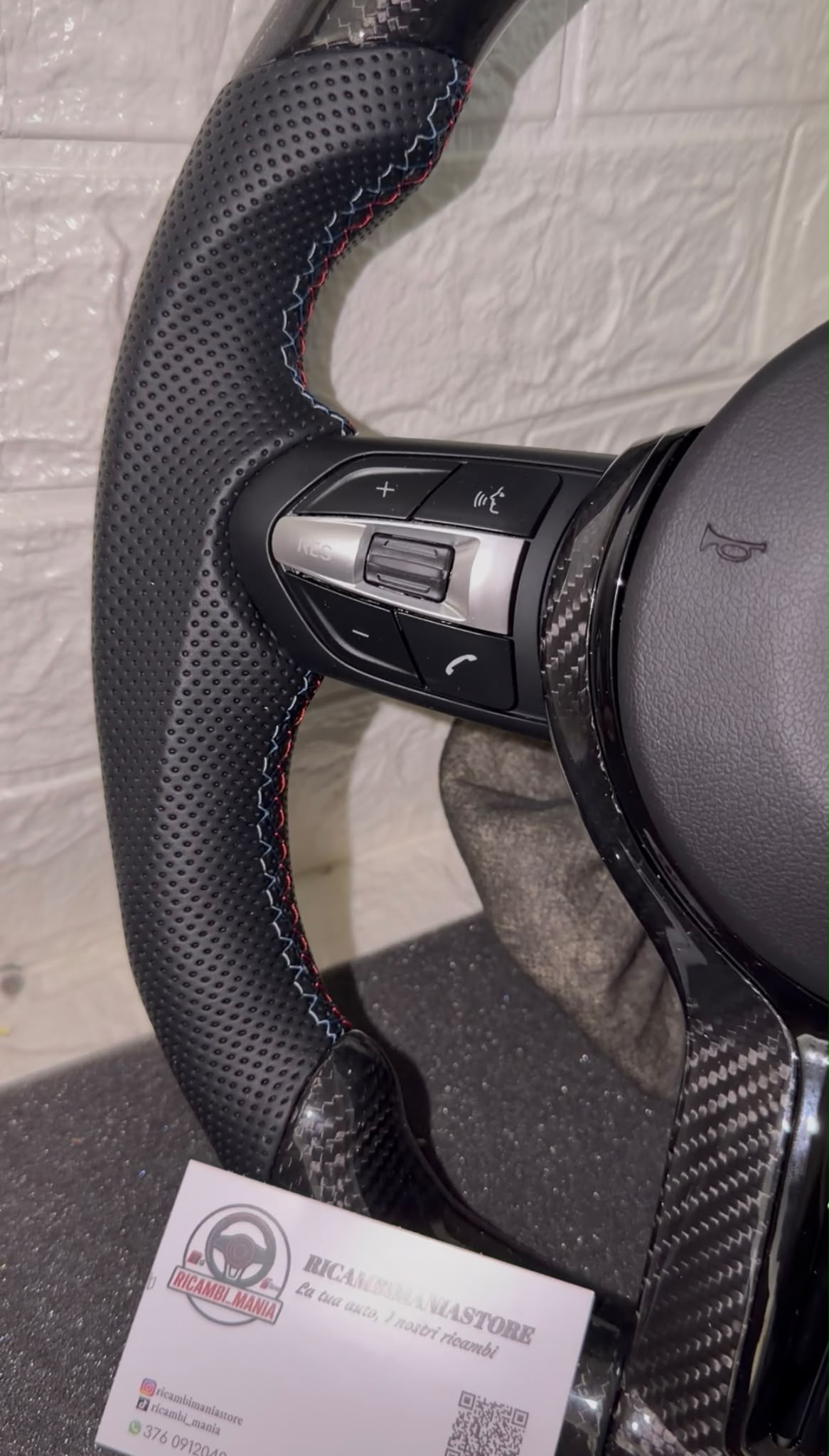 Volante per bmw con fibra di carbonio e pelle traforata, con tasti multifunzione