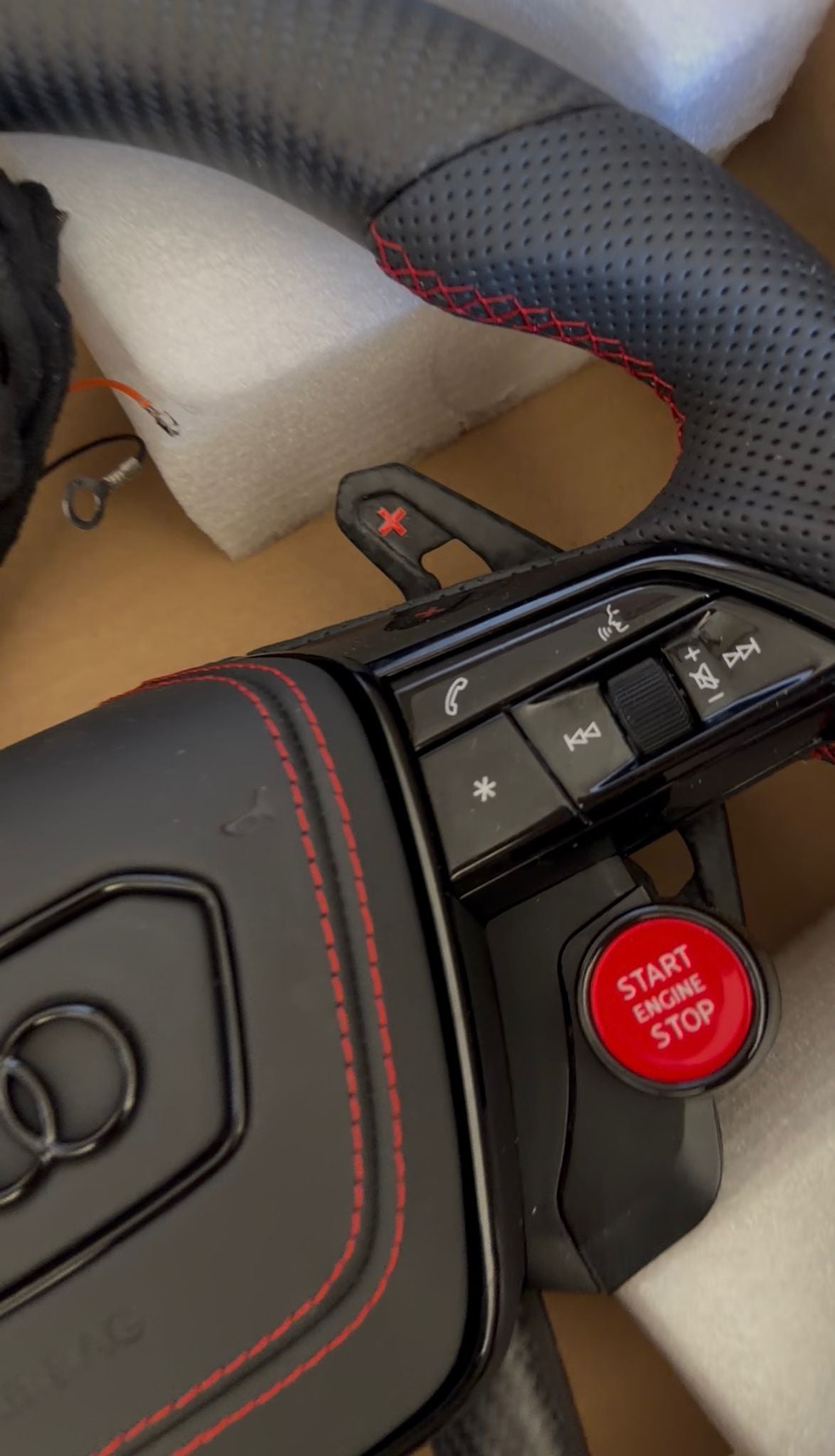 Volante Audi in Carbonio Opaco e Pelle Traforata – Flat Bottom con Start/Stop e Drive Select