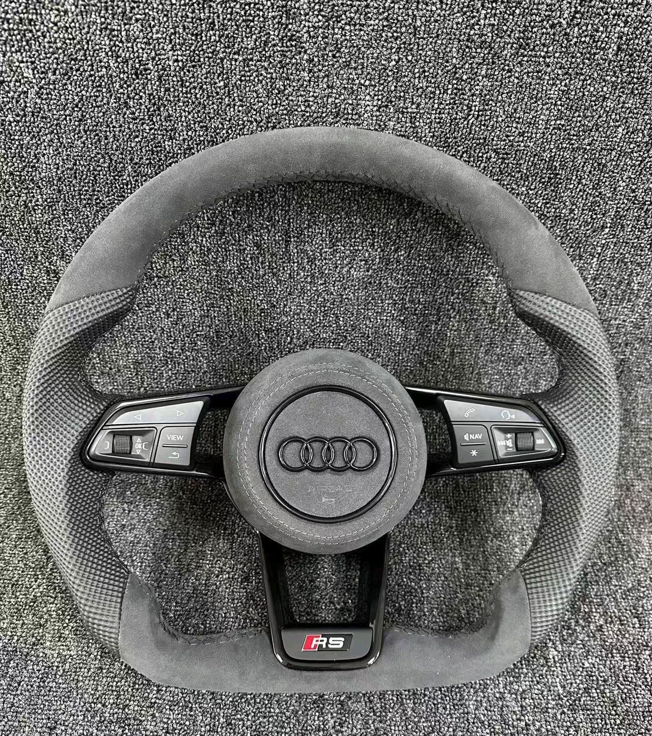 Volante Audi in Pelle e Alcantara - Design Sportivo e Elegante