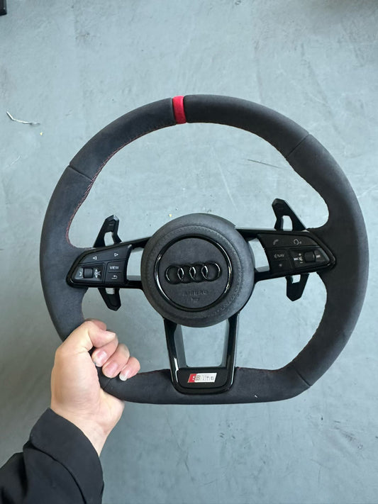 Volante sportivo Audi S-Line in Alcantara con paddle e comandi multifunzione