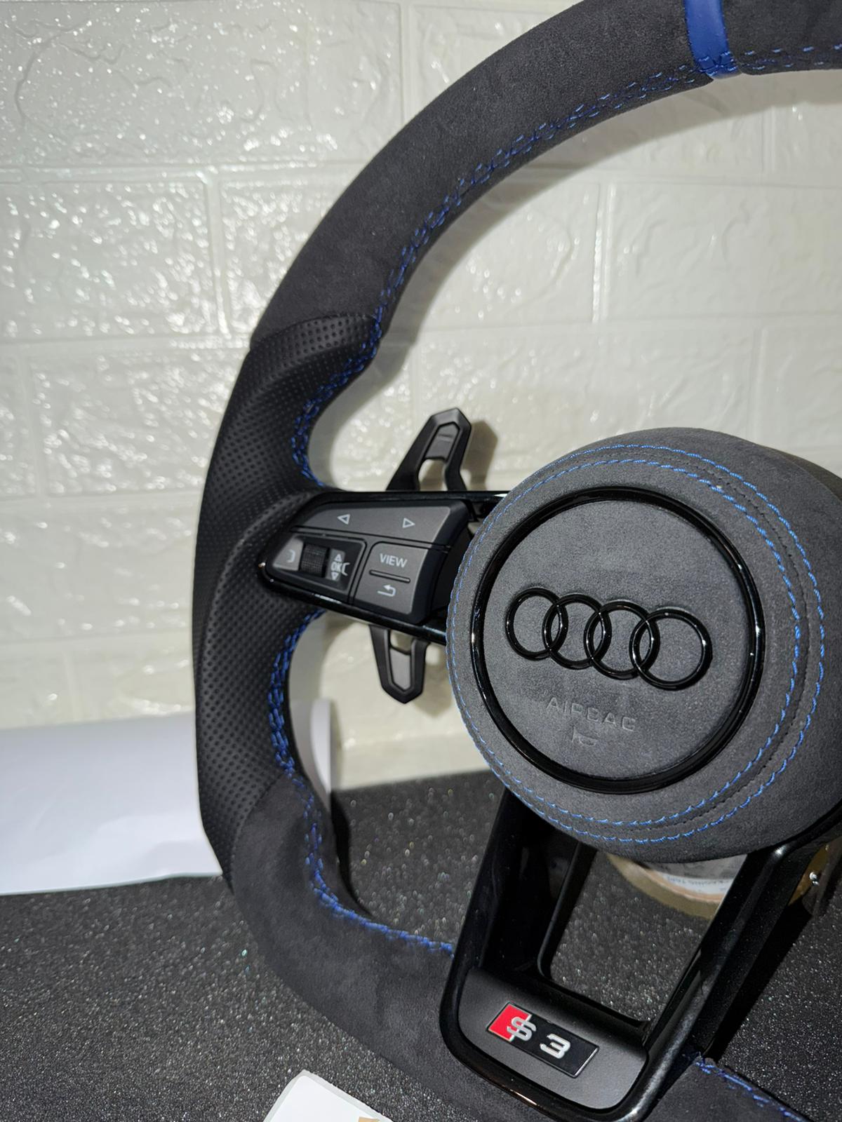 Volante Sportivo Audi RS Line – Pelle Alcantara Con Cuciture Blu & Mirino Blu Racing & Comandi Multifunzionali
