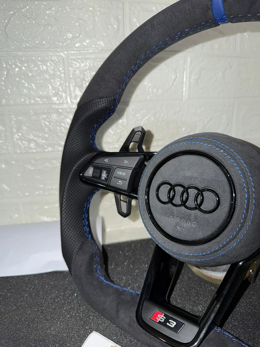Volante Sportivo Audi RS Line – Pelle Alcantara Con Cuciture Blu & Mirino Blu Racing & Comandi Multifunzionali