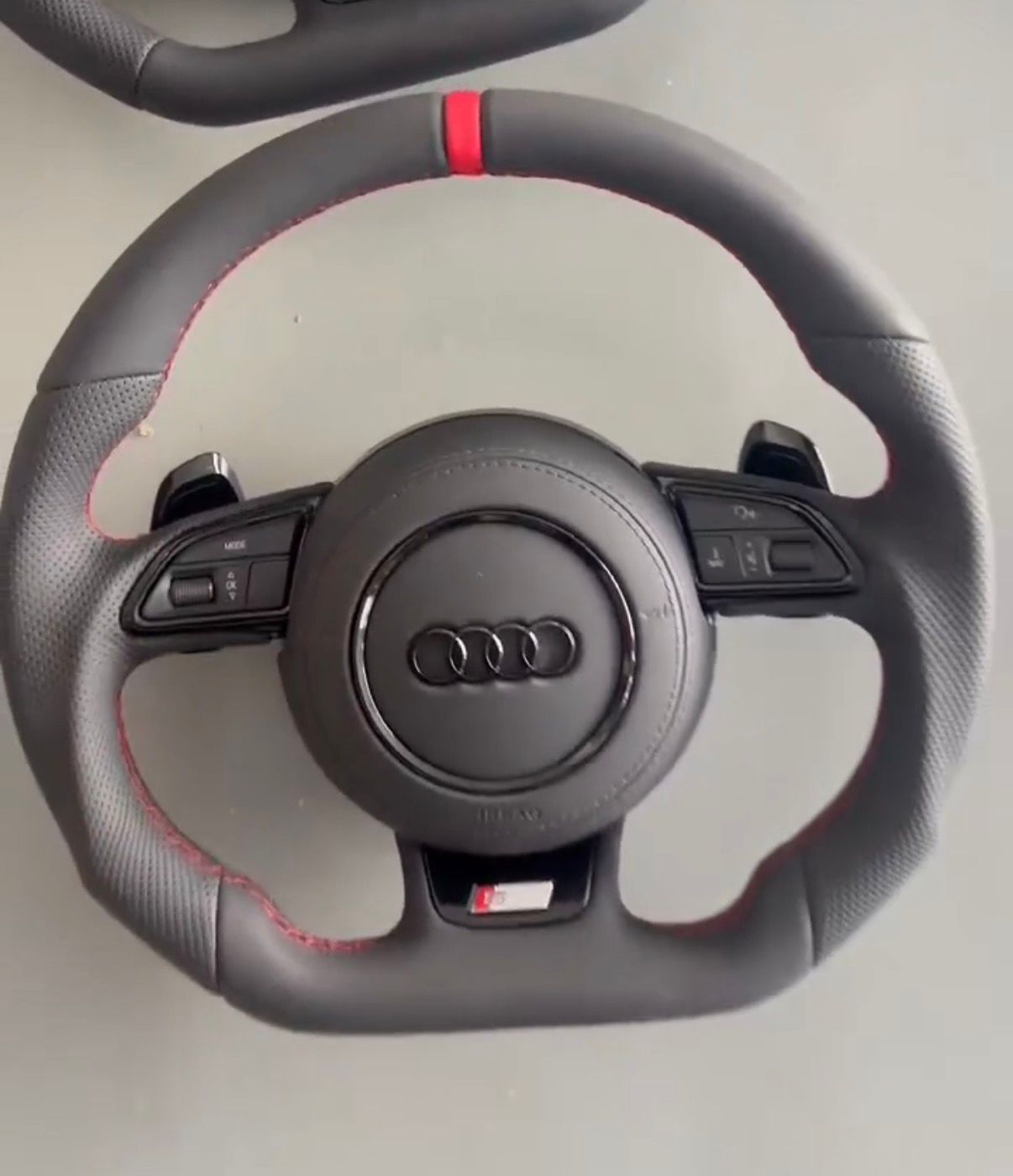 Volante Audi S-Line Sportivo in Pelle Traforata con Mirino Racing Rosso & Comandi Multifunzionali
