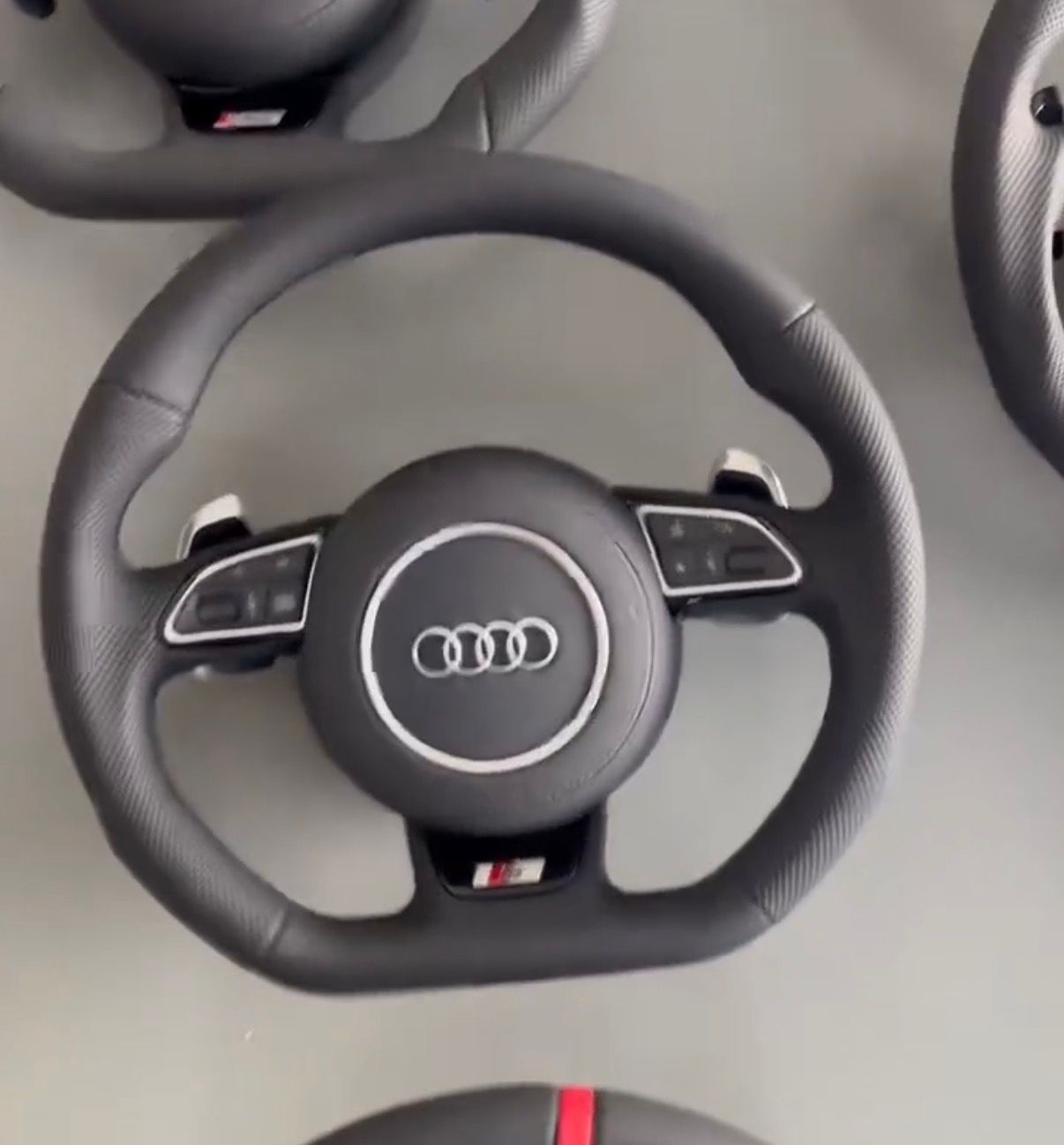 Volante Audi S-Line Sportivo in Pelle Traforata con Finiture Argentate & Comandi Multifunzionali