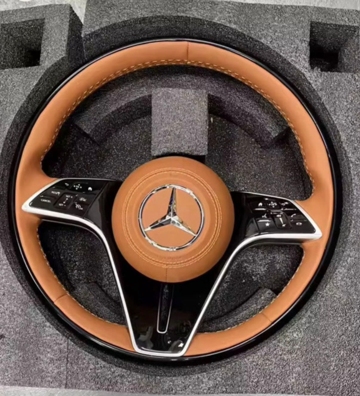 Volante sportivo multifunzione Mercedes-Benz in pelle marrone (cognac) con finiture lucide