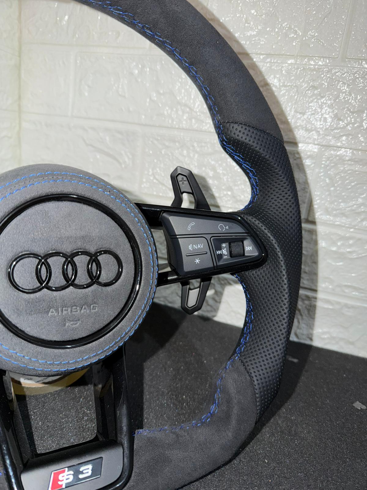 Volante Sportivo Audi RS Line – Pelle Alcantara Con Cuciture Blu & Mirino Blu Racing & Comandi Multifunzionali