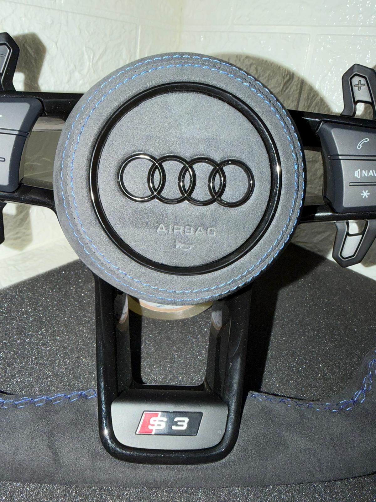 Volante Sportivo Audi RS Line – Pelle Alcantara Con Cuciture Blu & Mirino Blu Racing & Comandi Multifunzionali