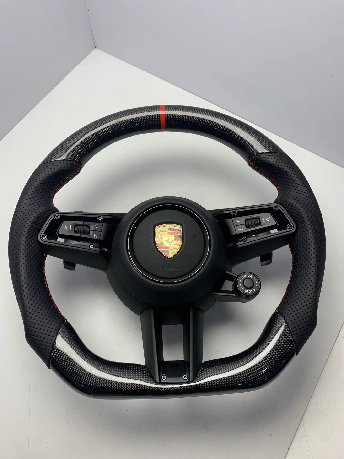 Volante Porsche in Carbonio con Mirino Rosso e Pelle Traforata – Stile Racing