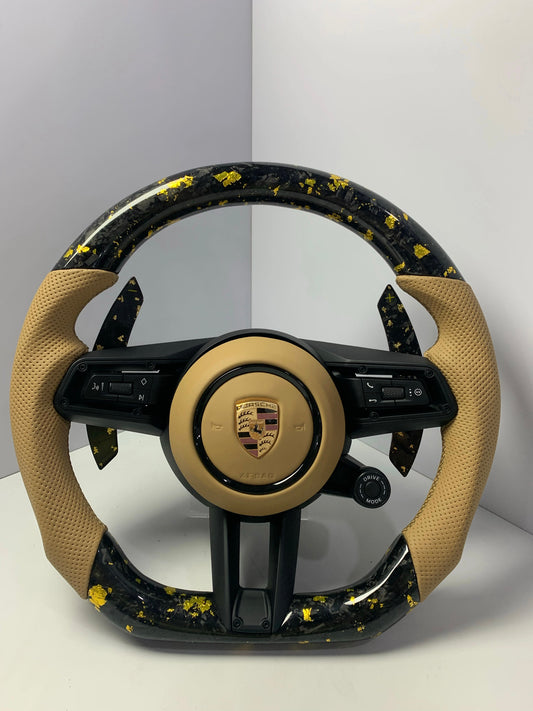 Volante Porsche in Carbonio Forgiato con Inserti Oro e Pelle Traforata – Design Sportivo Premium