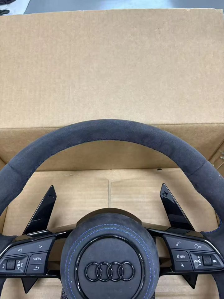 VOLANTE PER AUDI IN ALCANTARA CON PADDLE NERI LUCI & TASTI MULTIFUNZIONE