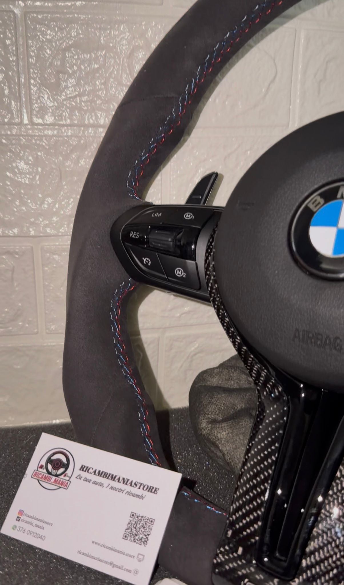Volante bmw in alcantara, con dettagli in carbonio e cuciture msport