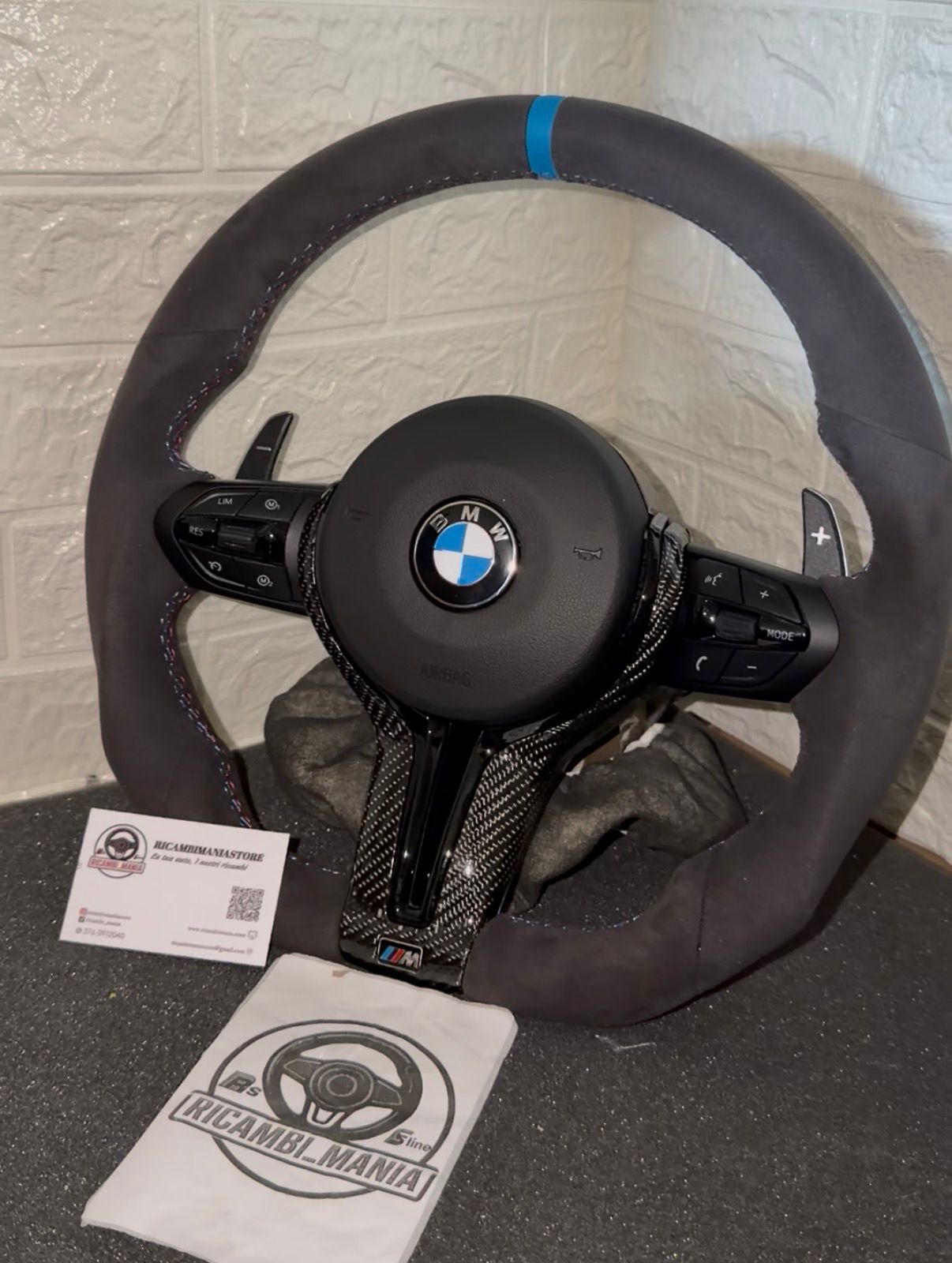 Volante bmw in alcantara, con dettagli in carbonio e cuciture msport