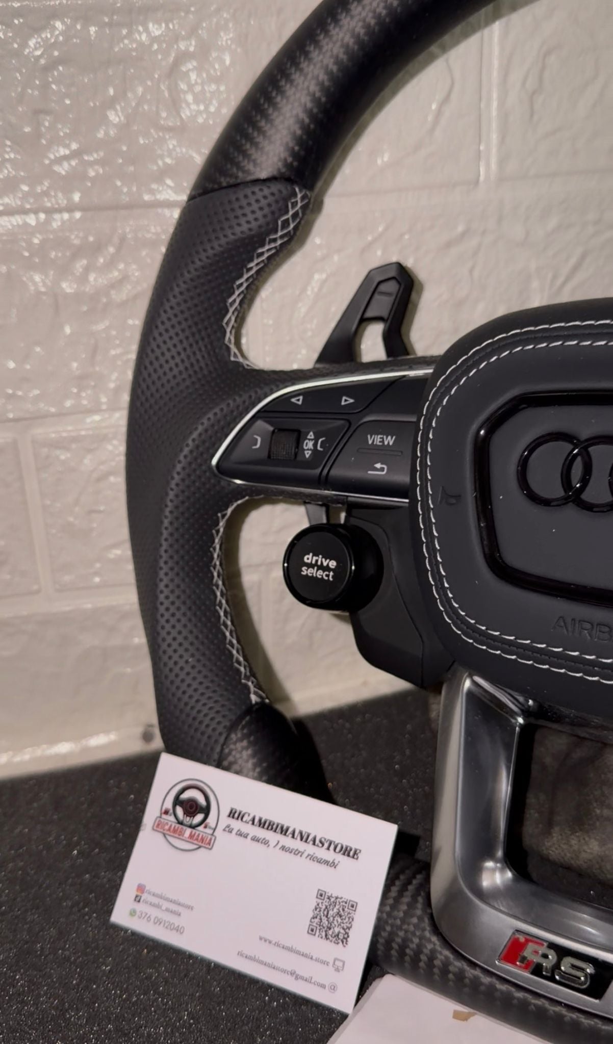 Volante audi con carbonio opaco , tasti start&stop, drive select, paddle urus e tasti multifunzione