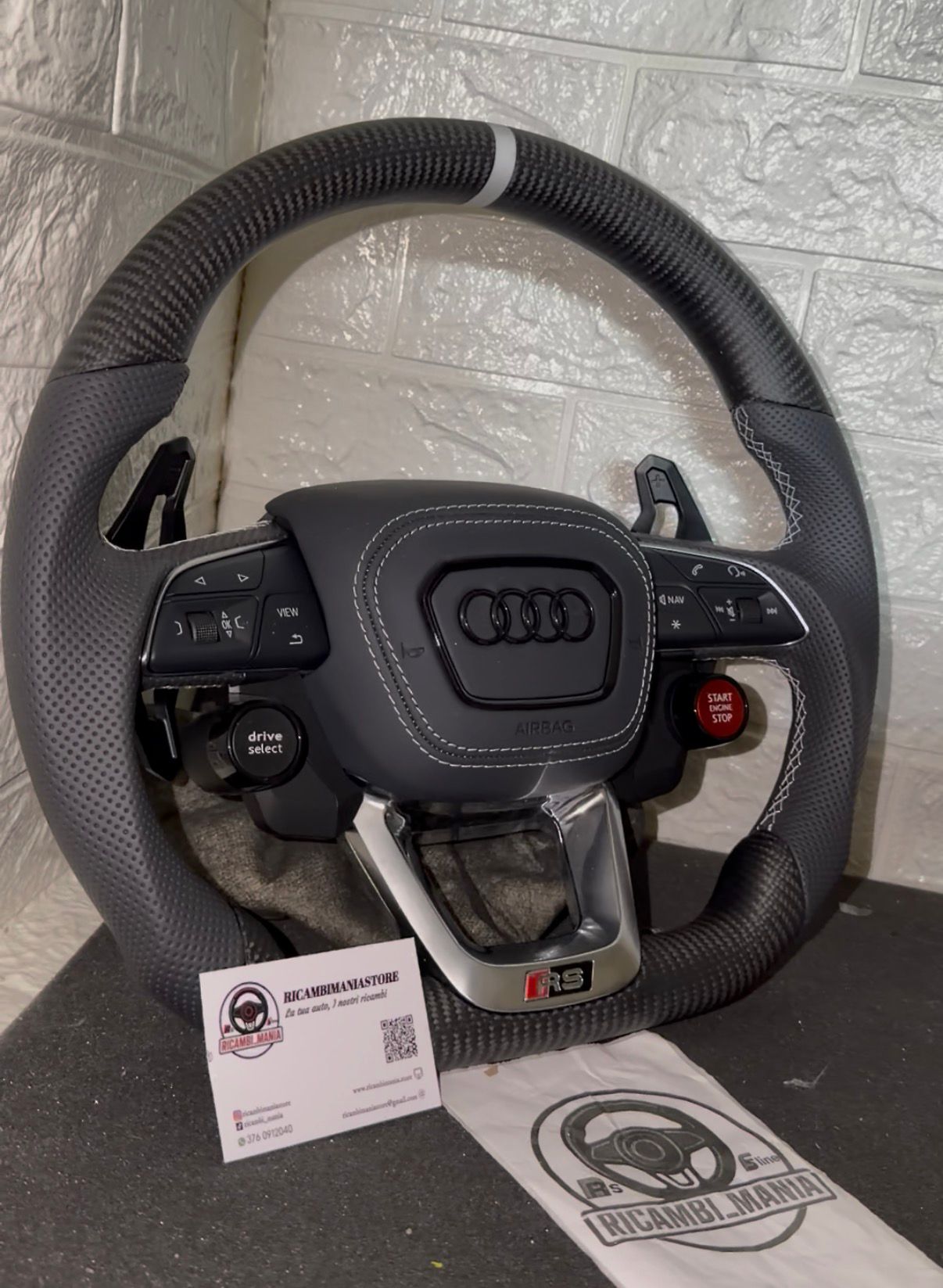 Volante audi con carbonio opaco , tasti start&stop, drive select, paddle urus e tasti multifunzione