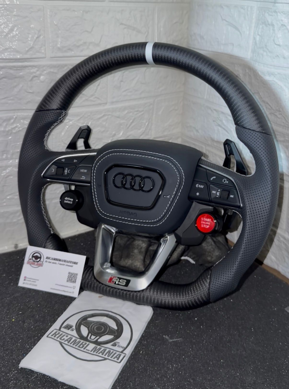 Volante audi con carbonio opaco , tasti start&stop, drive select, paddle urus e tasti multifunzione
