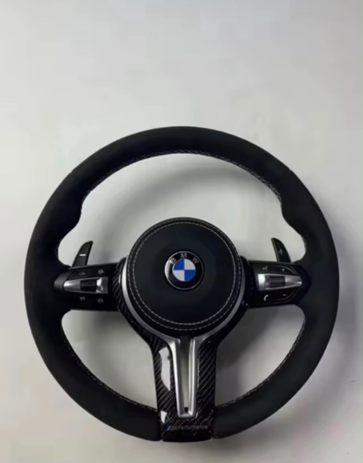 Volante per bmw in alcantara e carbonio, con finiture chiare, con tasti multifunzione e paddle