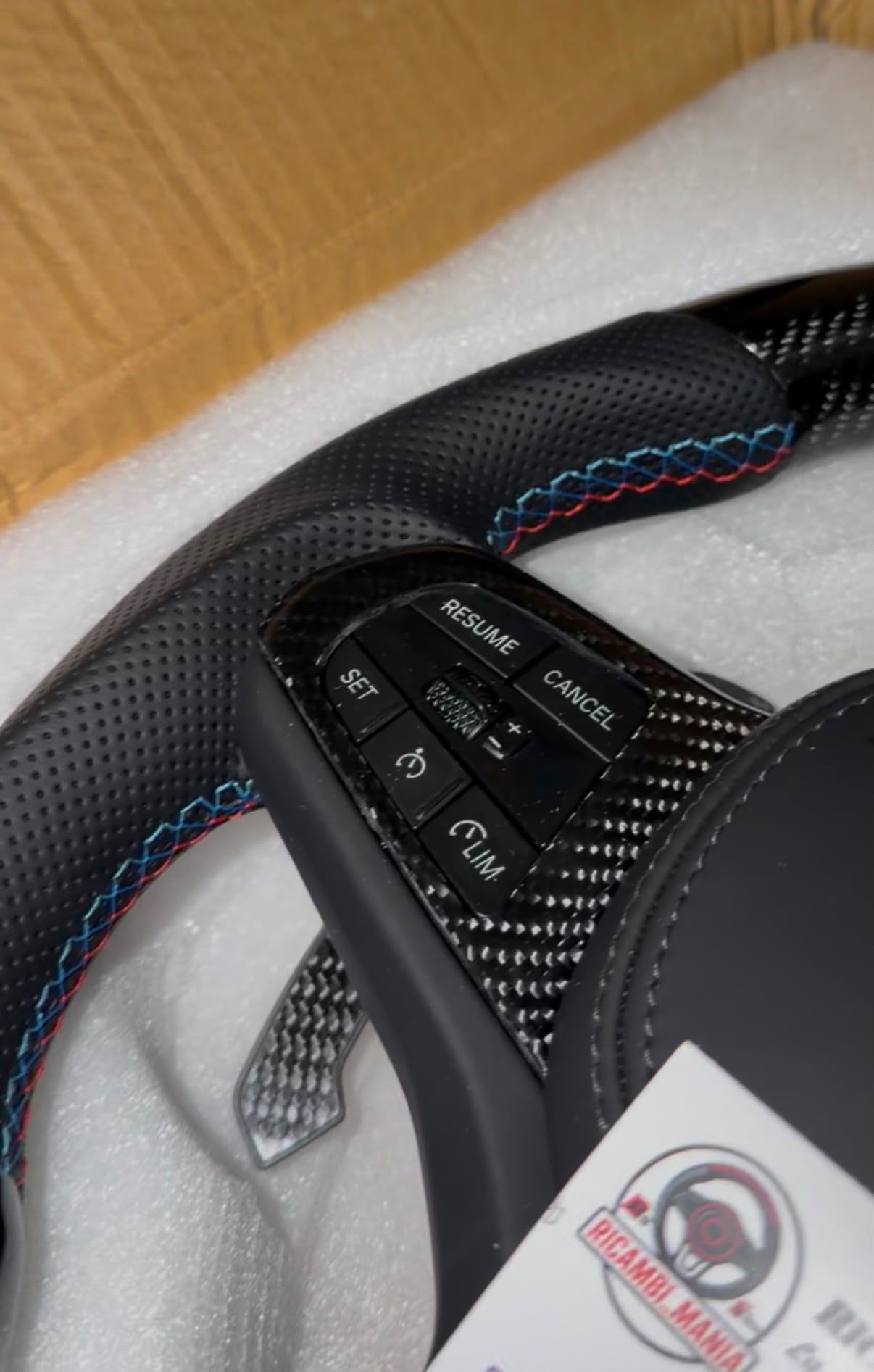 Volante per bmw con pelle traforata & carbonio, con tasti multifunzione e paddle