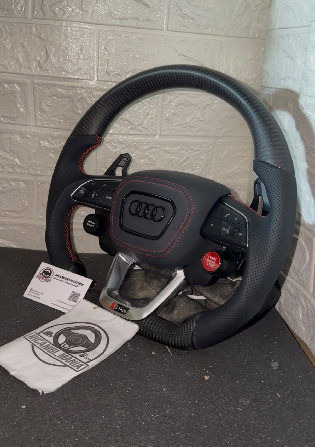 Volante Per Audi In Fibra di Carbonio Opaco, Con Pelle Traforata ai lati, Con Tasti Start&Stop e Drive Select