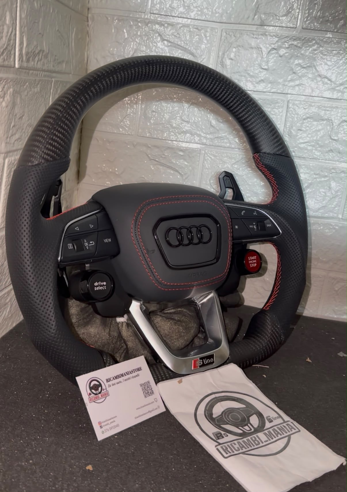 Volante Per Audi In Fibra di Carbonio Opaco, Con Pelle Traforata ai lati, Con Tasti Start&Stop e Drive Select