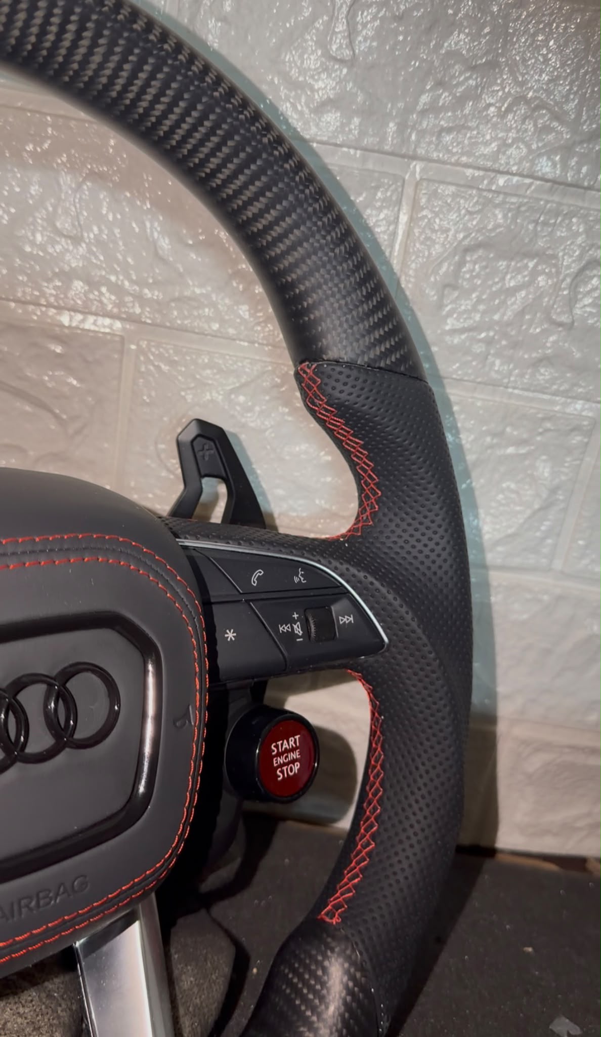 Volante Per Audi In Fibra di Carbonio Opaco, Con Pelle Traforata ai lati, Con Tasti Start&Stop e Drive Select