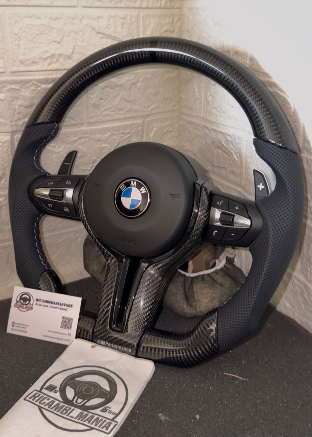 Volante Per Bmw Con Fibra DI Carbonio e Pelle Traforata, Con Paddle e Tasti Multifunzione