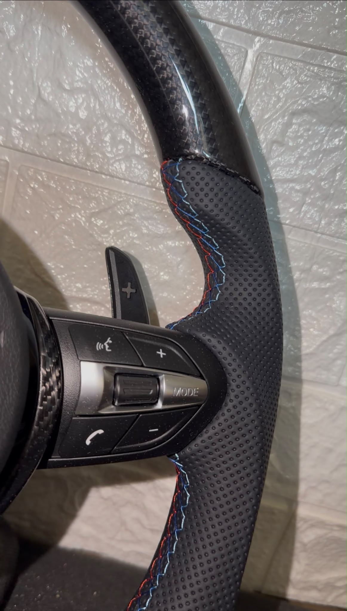 Volante Per Bmw Con Fibra DI Carbonio e Pelle Traforata, Con Paddle e Tasti Multifunzione