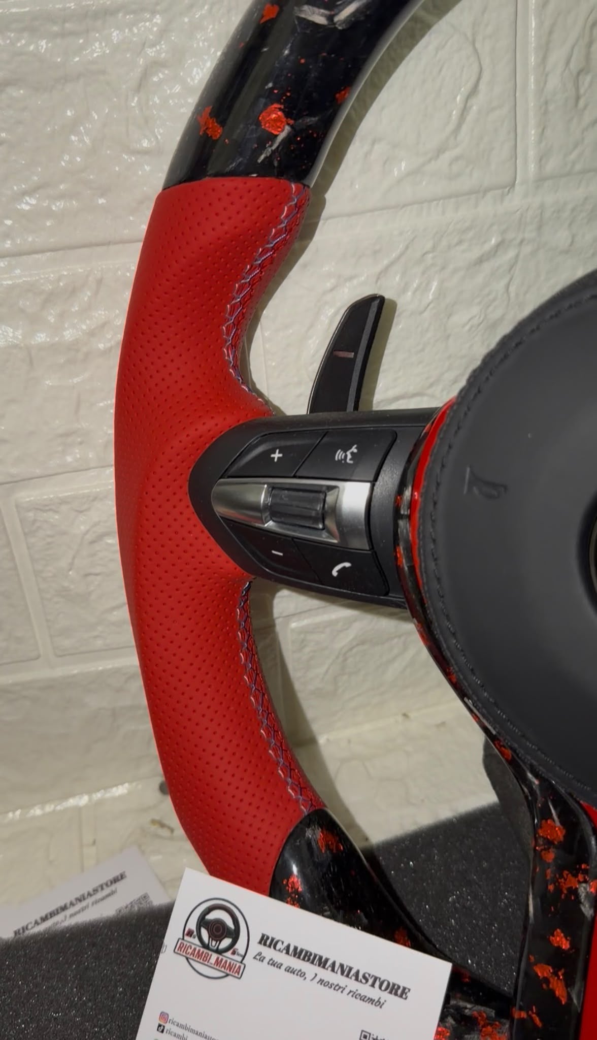 Volante Per Bmw Con Carbonio Forgiato Rosso & Pelle Traforata Rossa, Con Finiture Rosse e Tasti Multifunzione