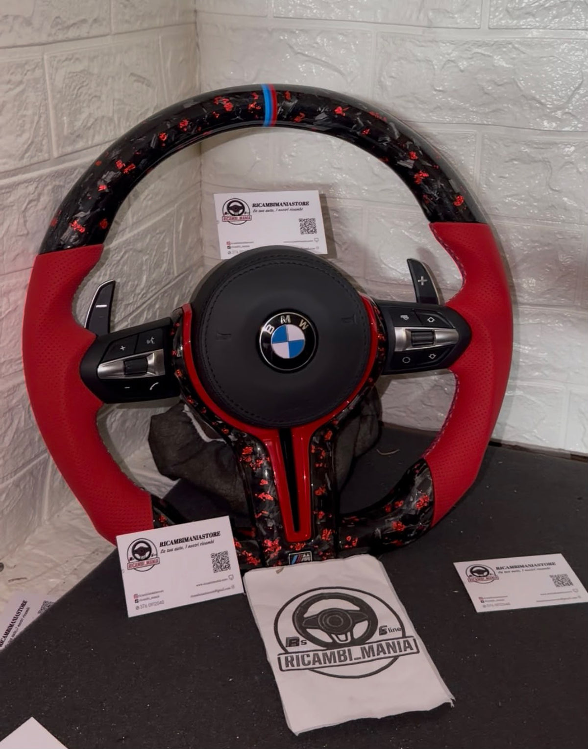 Volante Per Bmw Con Carbonio Forgiato Rosso & Pelle Traforata Rossa, Con Finiture Rosse e Tasti Multifunzione