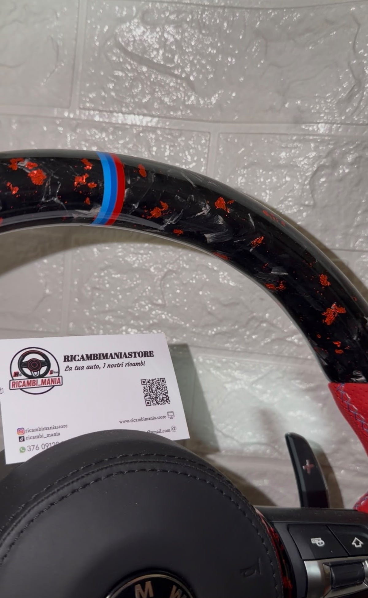 Volante Per Bmw Con Carbonio Forgiato Rosso & Pelle Traforata Rossa, Con Finiture Rosse e Tasti Multifunzione