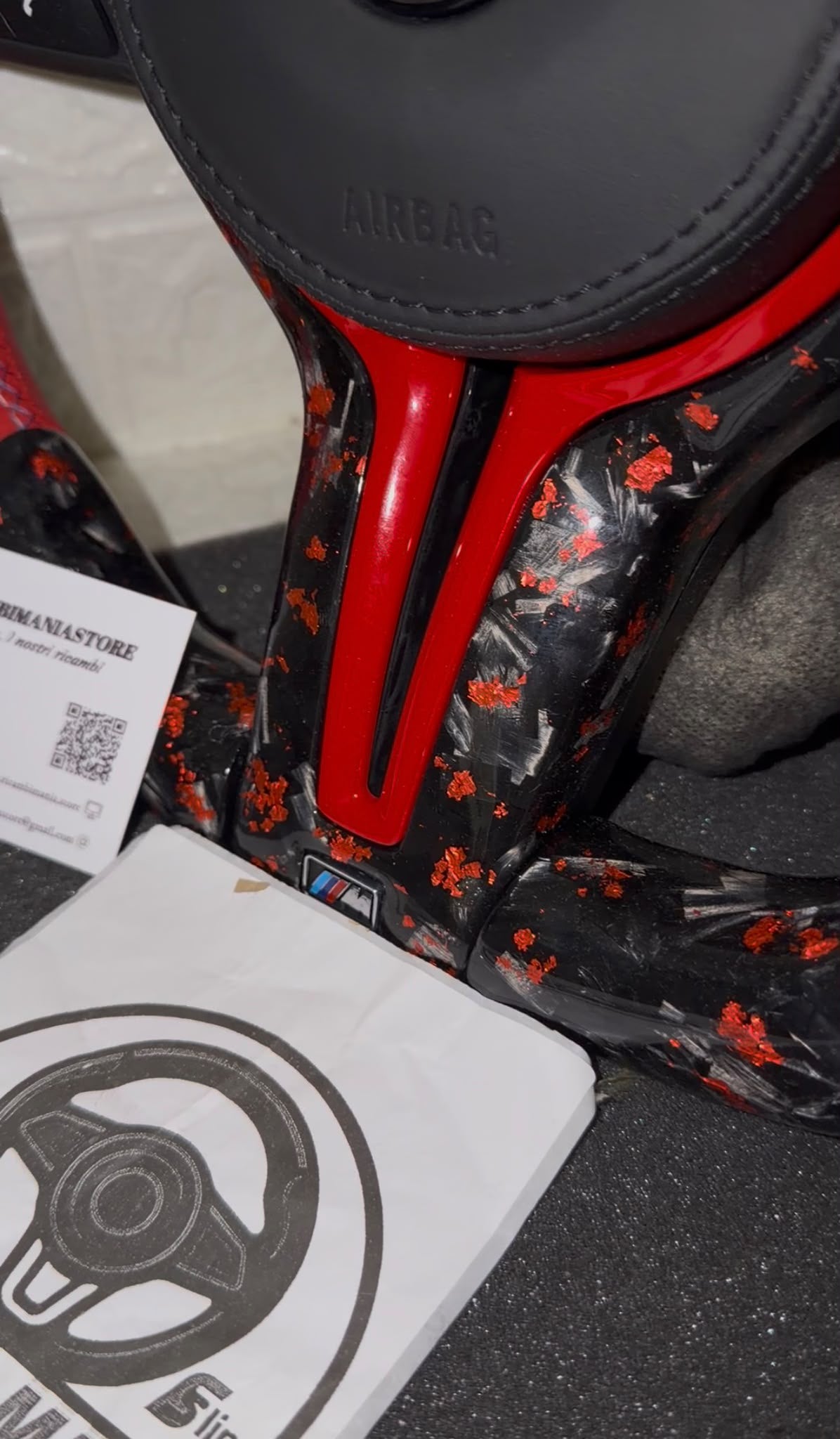 Volante Per Bmw Con Carbonio Forgiato Rosso & Pelle Traforata Rossa, Con Finiture Rosse e Tasti Multifunzione