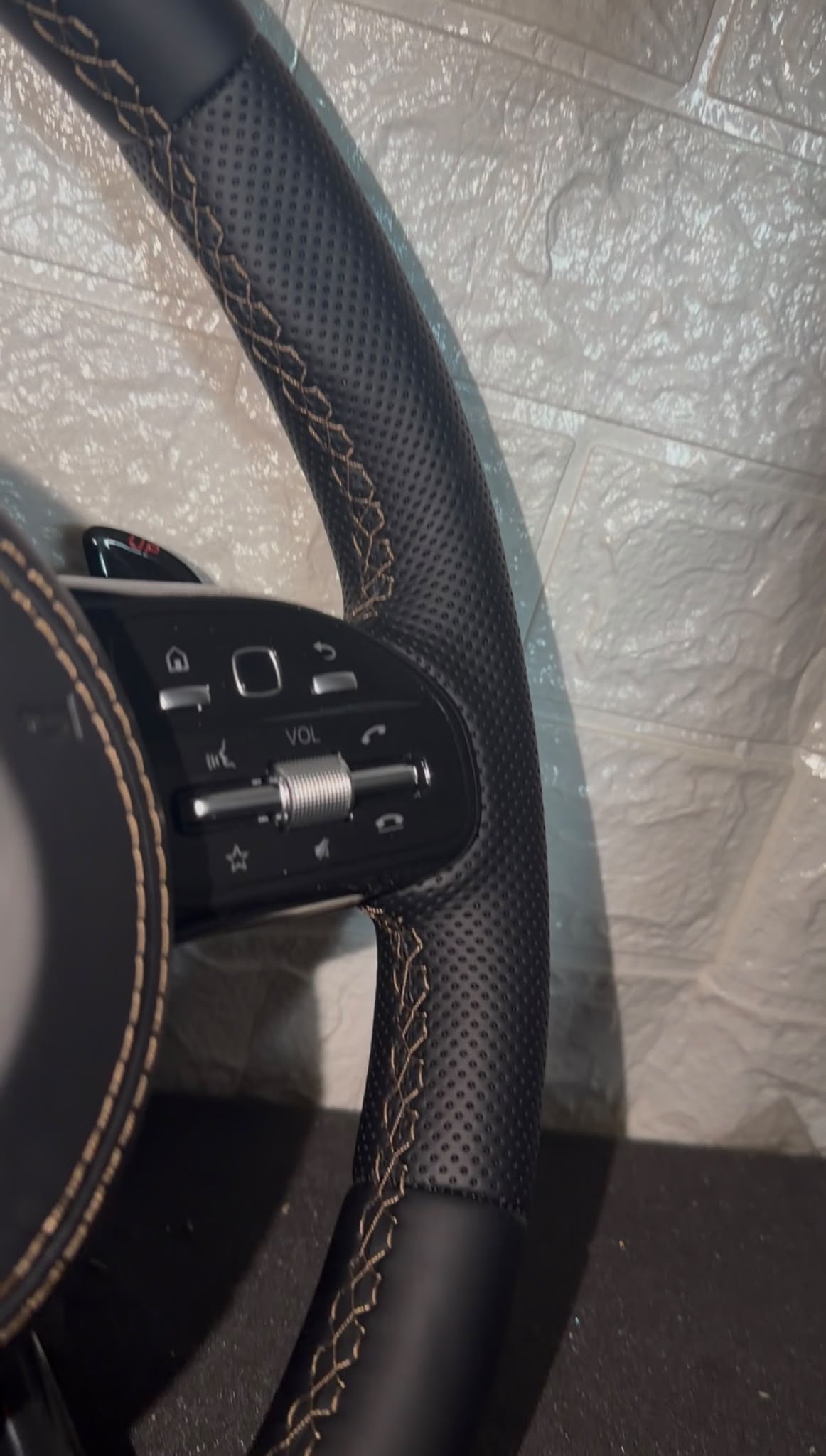 Volante Per Mercedes Con Finiture Nere, Cuciture Marroni, Logo Nero & Tasti Multifunzione
