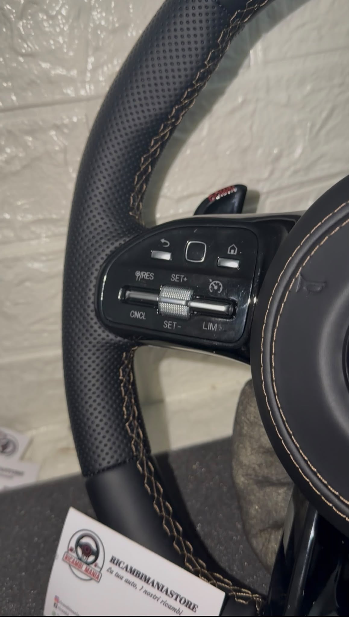 Volante Per Mercedes Con Finiture Nere, Cuciture Marroni, Logo Nero & Tasti Multifunzione