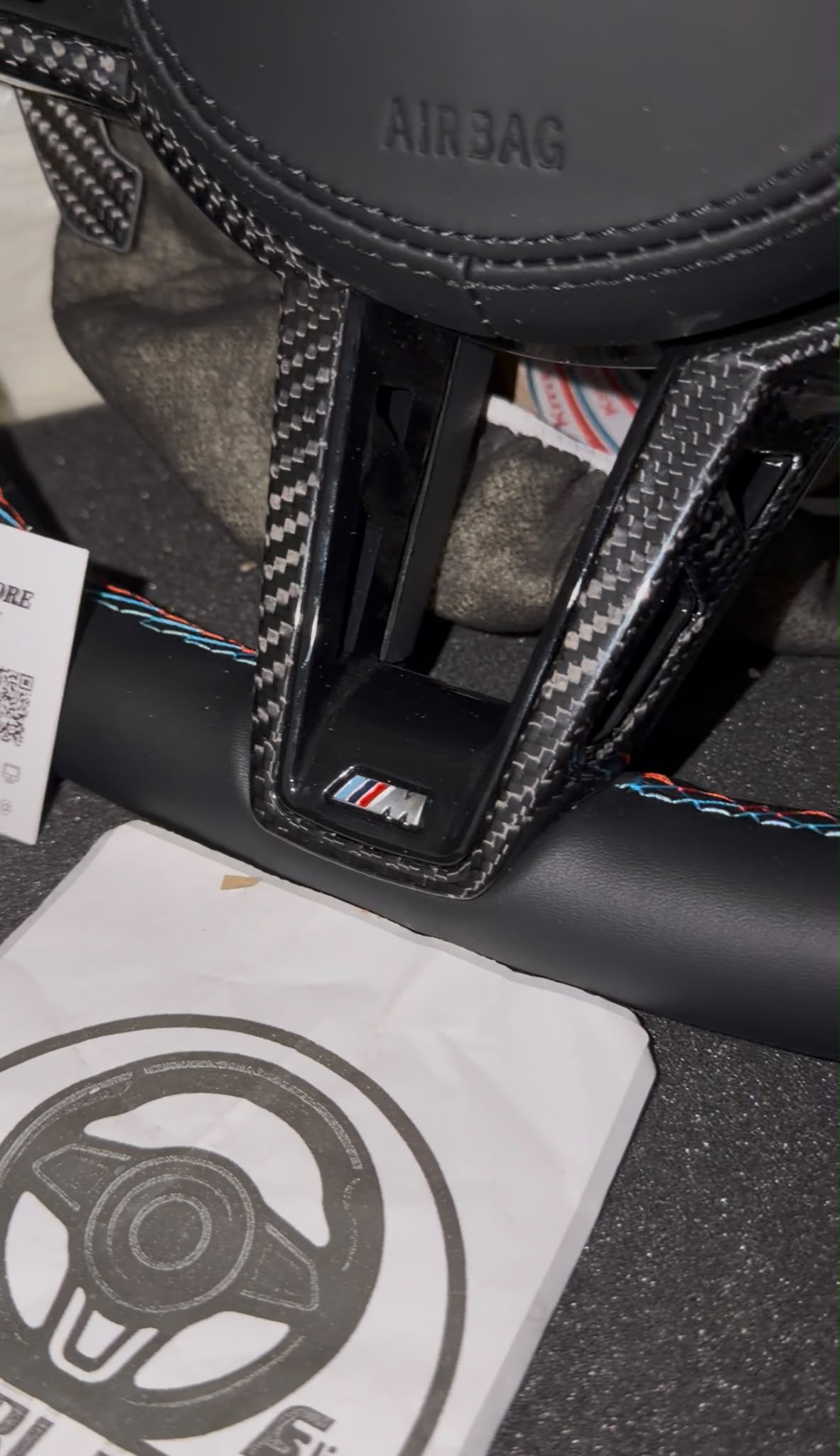 Volante Per Bmw In Pelle Liscia Con Mirino Rosso, Con Finiture In Carbonio & Tasti Multifunzione