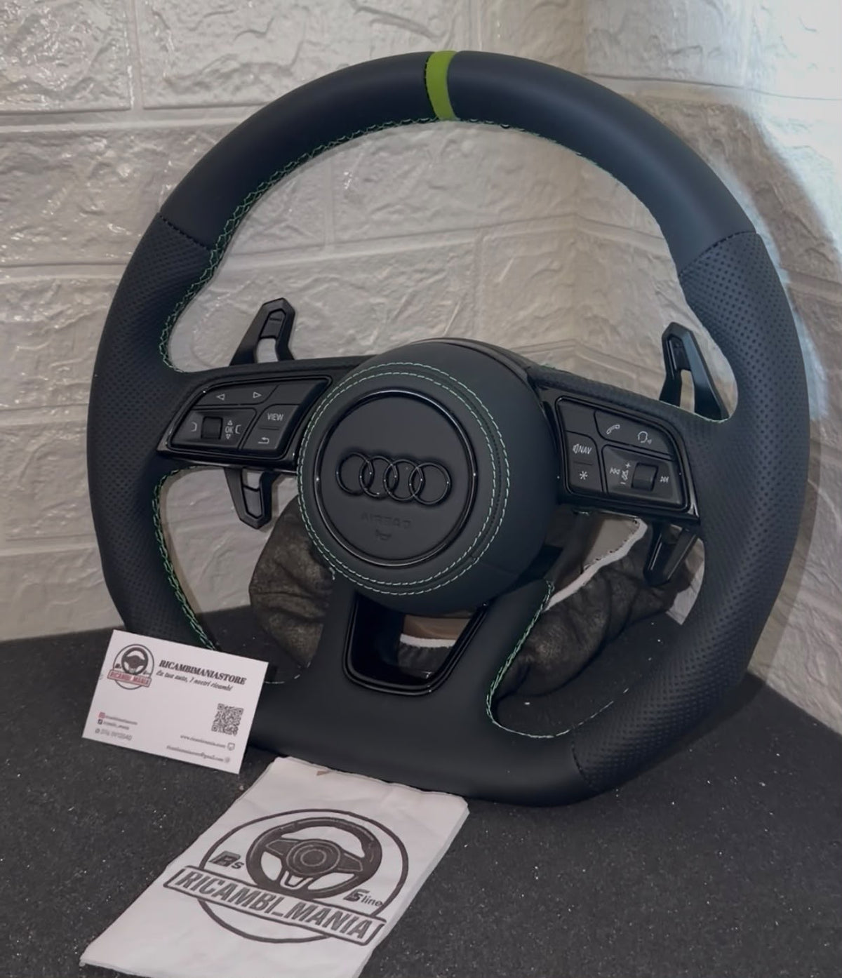 Volante Per Audi Con Cuciture Verdi & Mirino Verde, Con Paddle Stile Urus