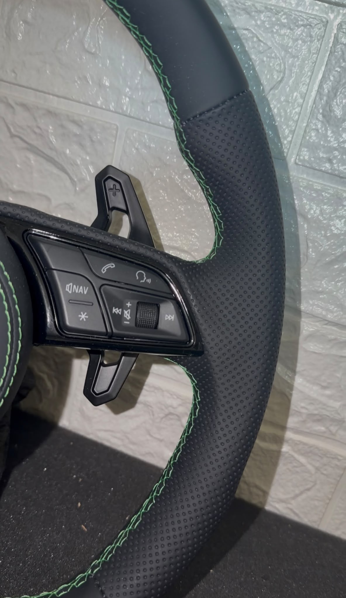Volante Per Audi Con Cuciture Verdi & Mirino Verde, Con Paddle Stile Urus