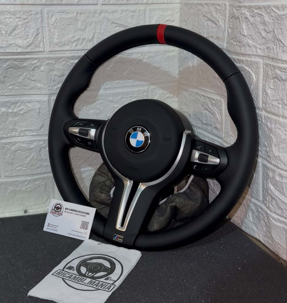 Volante Per Bmw In Pelle Liscia Con Mirino Rosso Racing, Finiture Chiare & Tasti Multifunzione